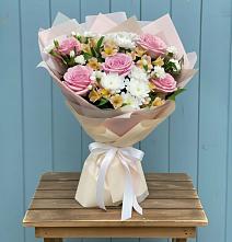 Букет цветов из:  Гвоздики, Орхидеи и Розы в Октябрьский Волгоградской области