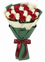 Букет Микс из красных и белых роз в Октябрьский Волгоградской области