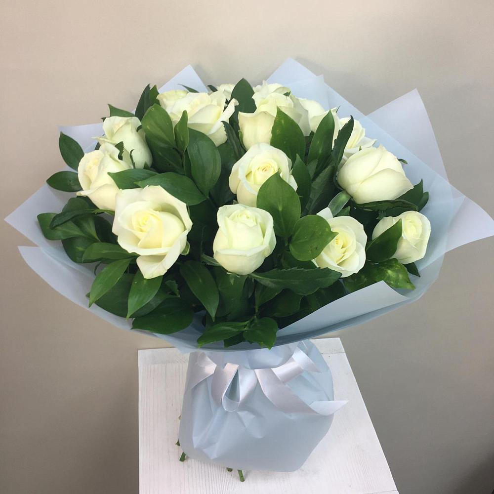 Букет 15 Белых роз Проуд в Октябрьский Волгоградской области