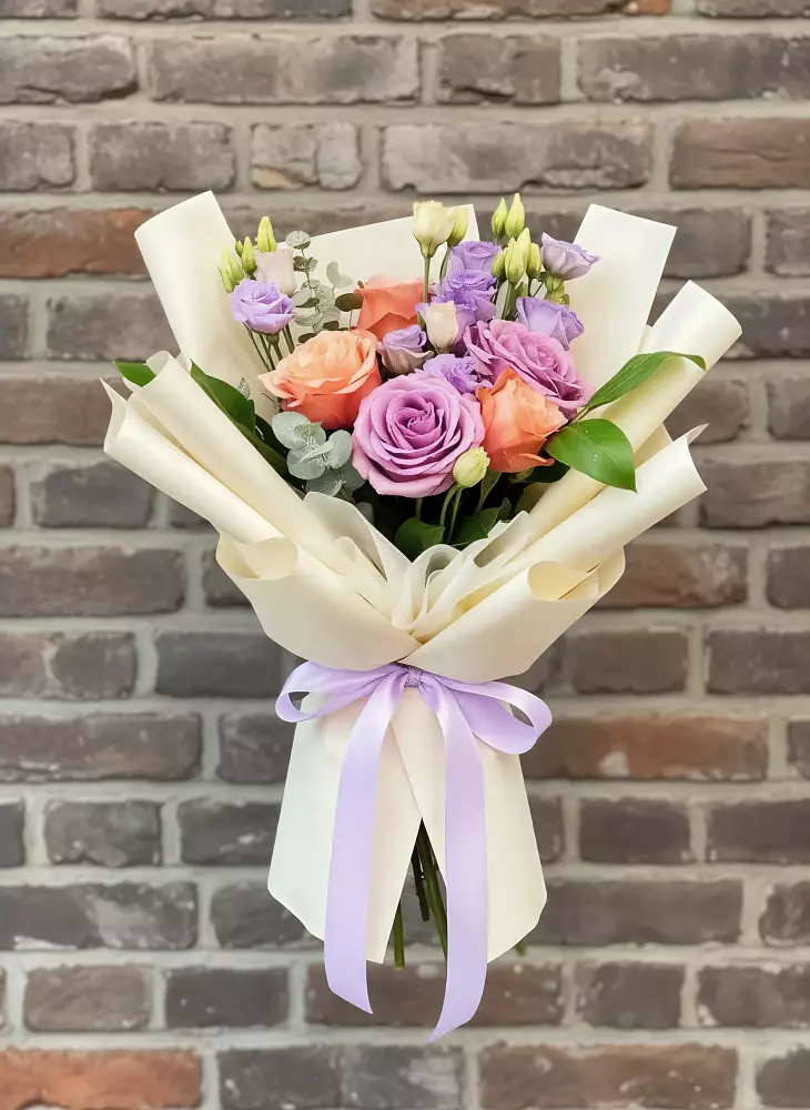 Букет цветов из: Лизиантусы и Розы в Октябрьский Волгоградской области