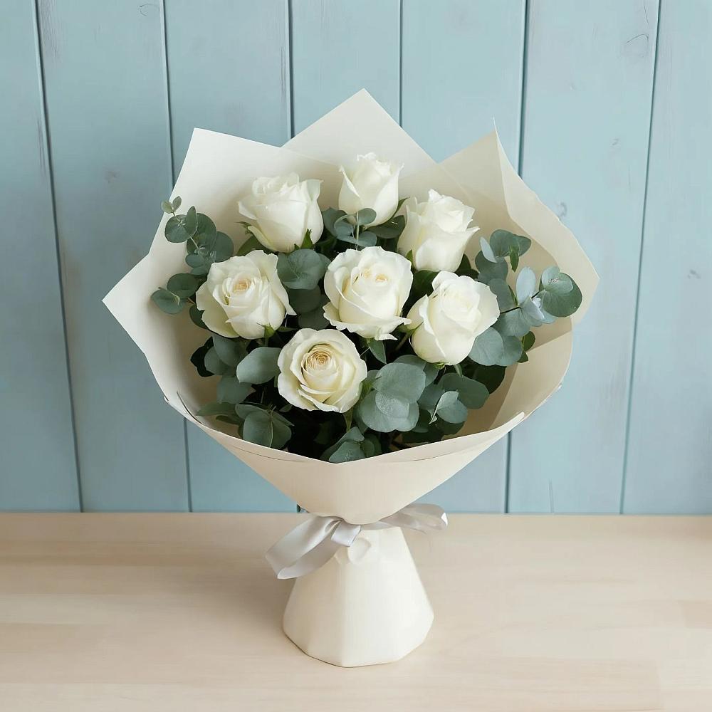 Букет Белые розы в Эвкалипте в Октябрьский Волгоградской области