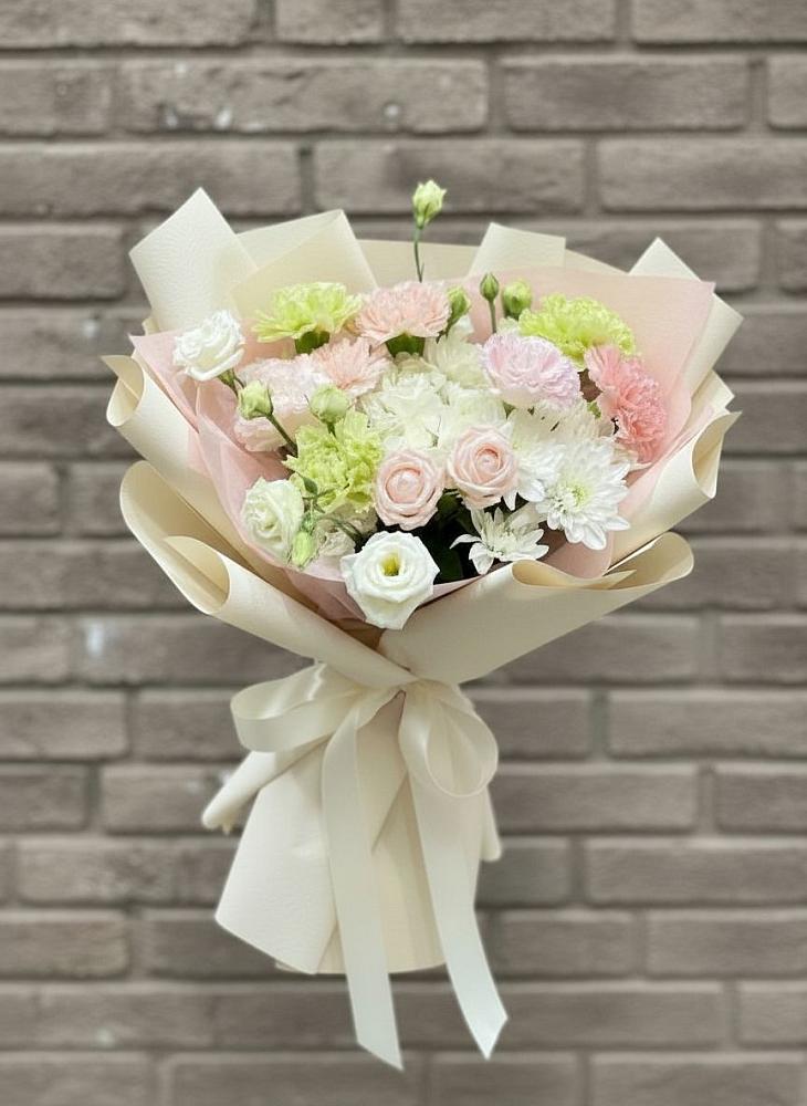 Букет цветов из: Гвоздики, Розы, Лизиантусы и Хризантемы в Октябрьский Волгоградской области