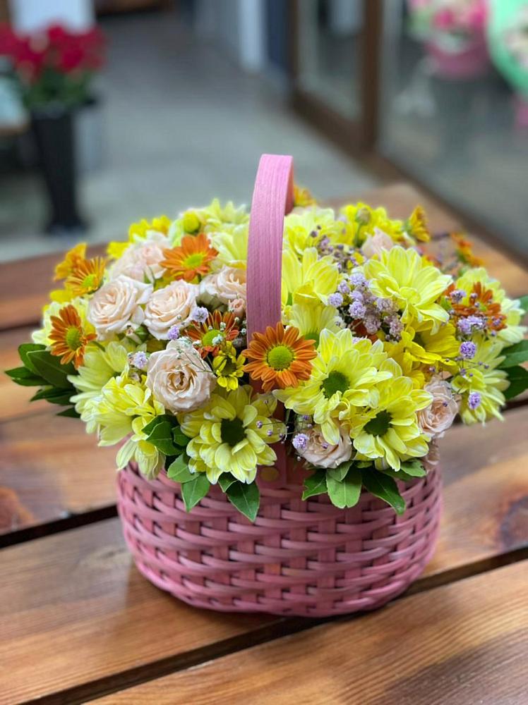 Цветочная композиция из Хризантемы и Розы в корзине в Октябрьский Волгоградской области