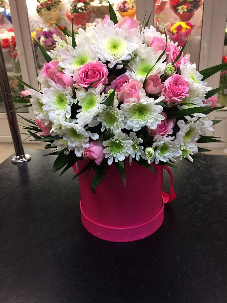 Цветочная композиция из Розы и Хризантемы в шляпной коробке в Октябрьский Волгоградской области