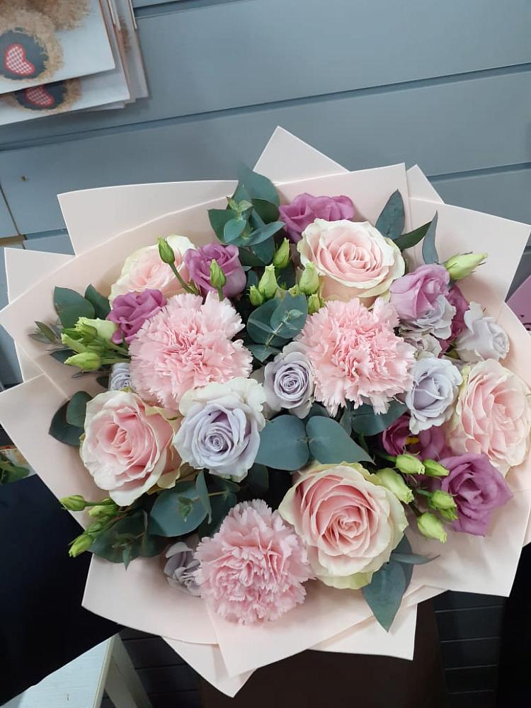 Букет цветов из: Розы, Гвоздики и Лизиантусы в Октябрьский Волгоградской области