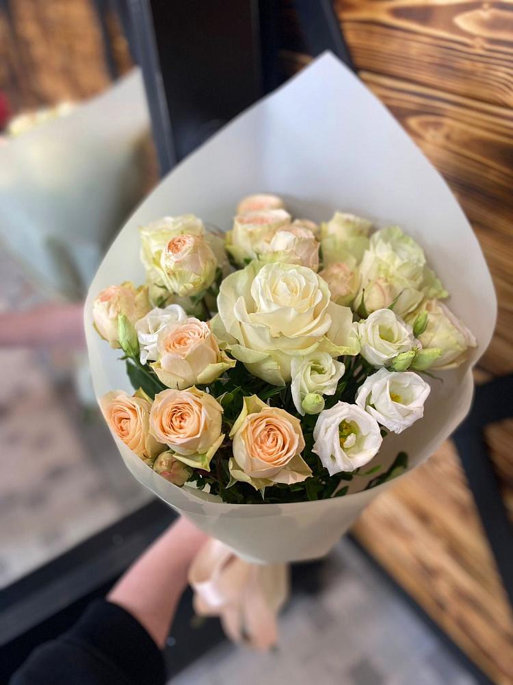 Букет цветов из: Розы и Лизиантусы в Октябрьский Волгоградской области